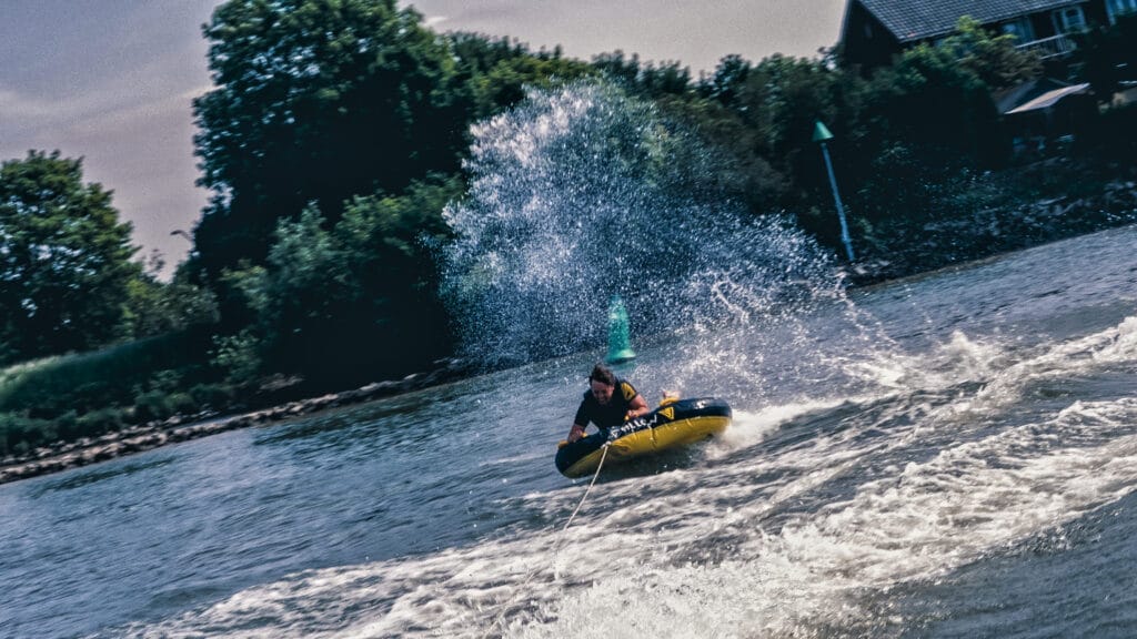 Yellow-V-fast-ringo-on-water