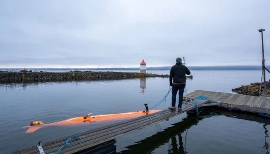 The autonomous underwater vehicle Hugin on its way to map the bottom of lake Mjøsa. 