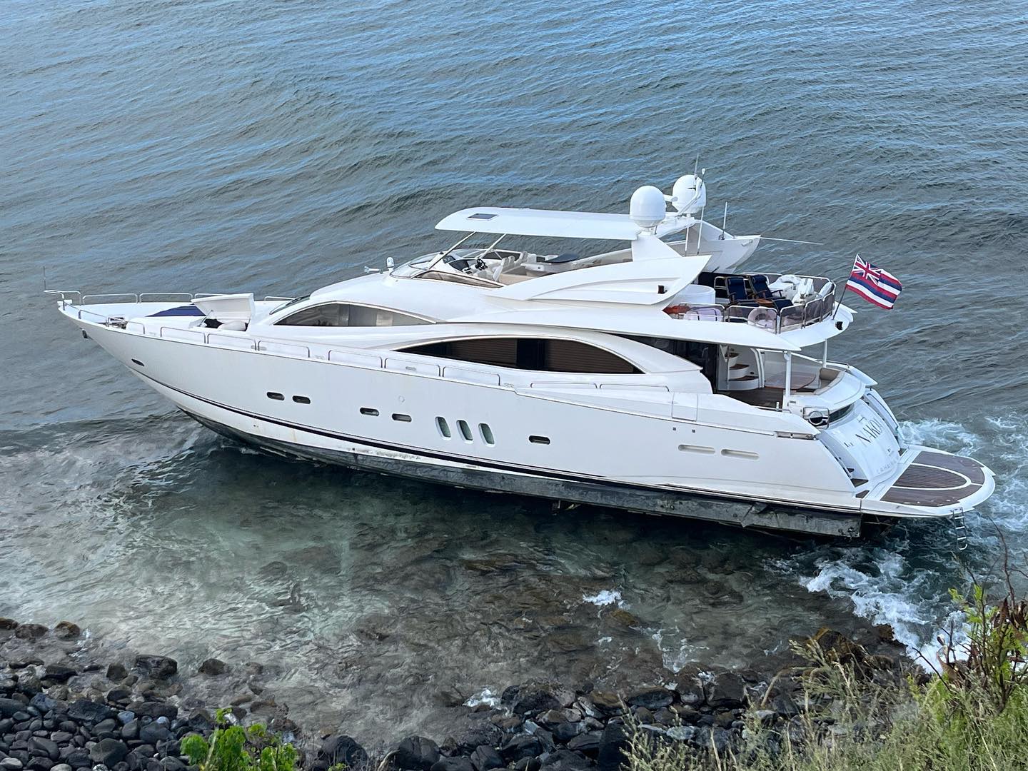 Video Stranded Yacht Leaking Fuel In Maui Nature Reserve