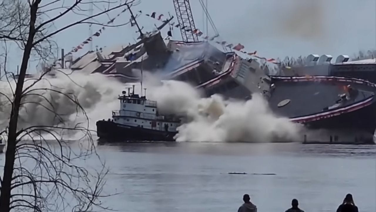 Vídeo: USS Cleveland colide com rebocador durante o lançamento - Marine  Industry News