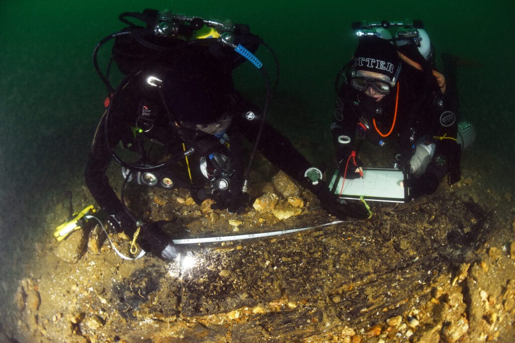 Nautical Archaeology Society (NAS) divers measuring timbers of the Klein Hollandia © Martin Davies