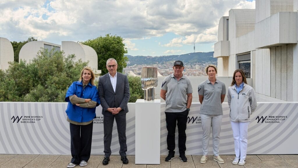 La présentation s'est déroulée en présence de Grant Dalton, PDG de l'America's Cup Event ; Marc Puig, président exécutif de Puig ; Abby Ehler, navigatrice au large et coordinatrice des événements de la Puig Women's America's Cup ; Silvia Mas, membre de l'équipe de voile de Sail Team BCN, la participante espagnole, et Patricia Urquiola.