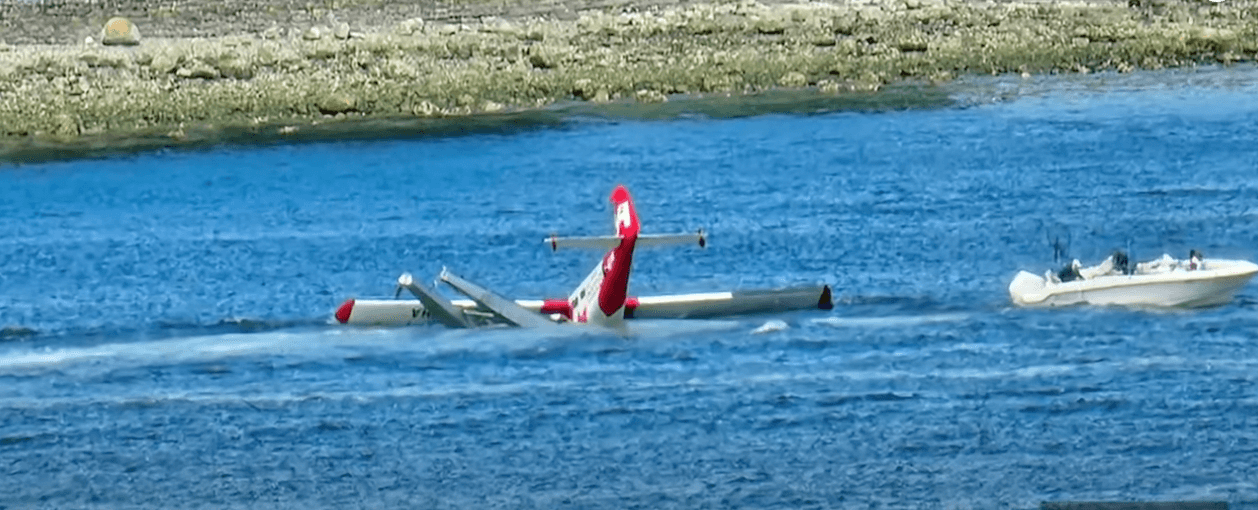 Seaplane crashes into boat in Vancouner