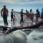 Des pêcheurs debout sur la plage, la profession la plus dangereuse au monde