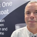Thomas Olsen photographié devant le stand de promotion du Silic One de Hempel lors du lancement d'Infinity - un chargeur pour systèmes en silicium