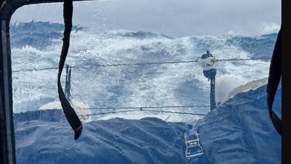 Large waves batter boat in Vendee Globe